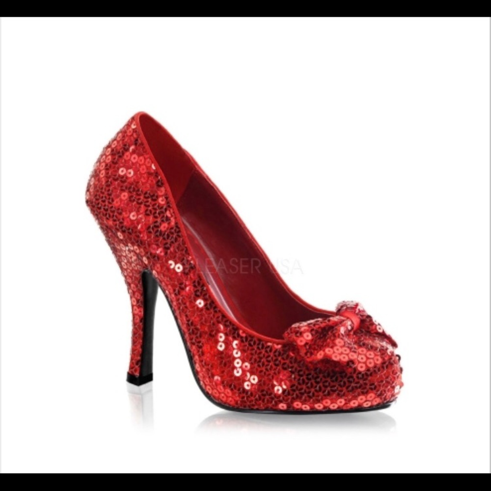 Super beautiful sparkly red heels 😍😍